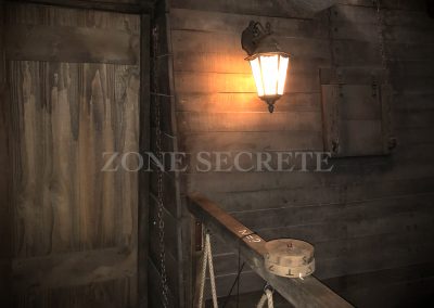 Zone secrète. Morgan BRUYNOOGHE créateur salle pirate hint hunt paris. Ce décor représente la coque d'un bateau contre une paroie rocheuse. Réalisé pour un escape game parisien.